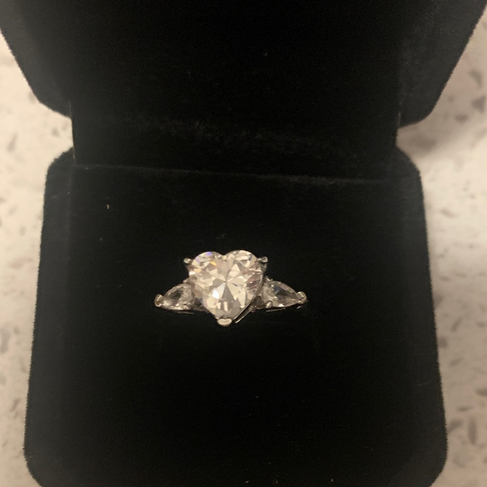 Elegant sterling Silver Heart-Shaped Ring . 2.0ct simulated Diamond